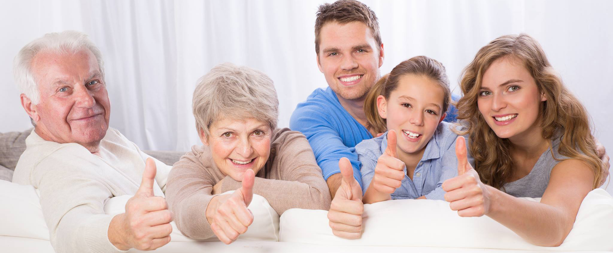 Seniorin mit Angehörigen